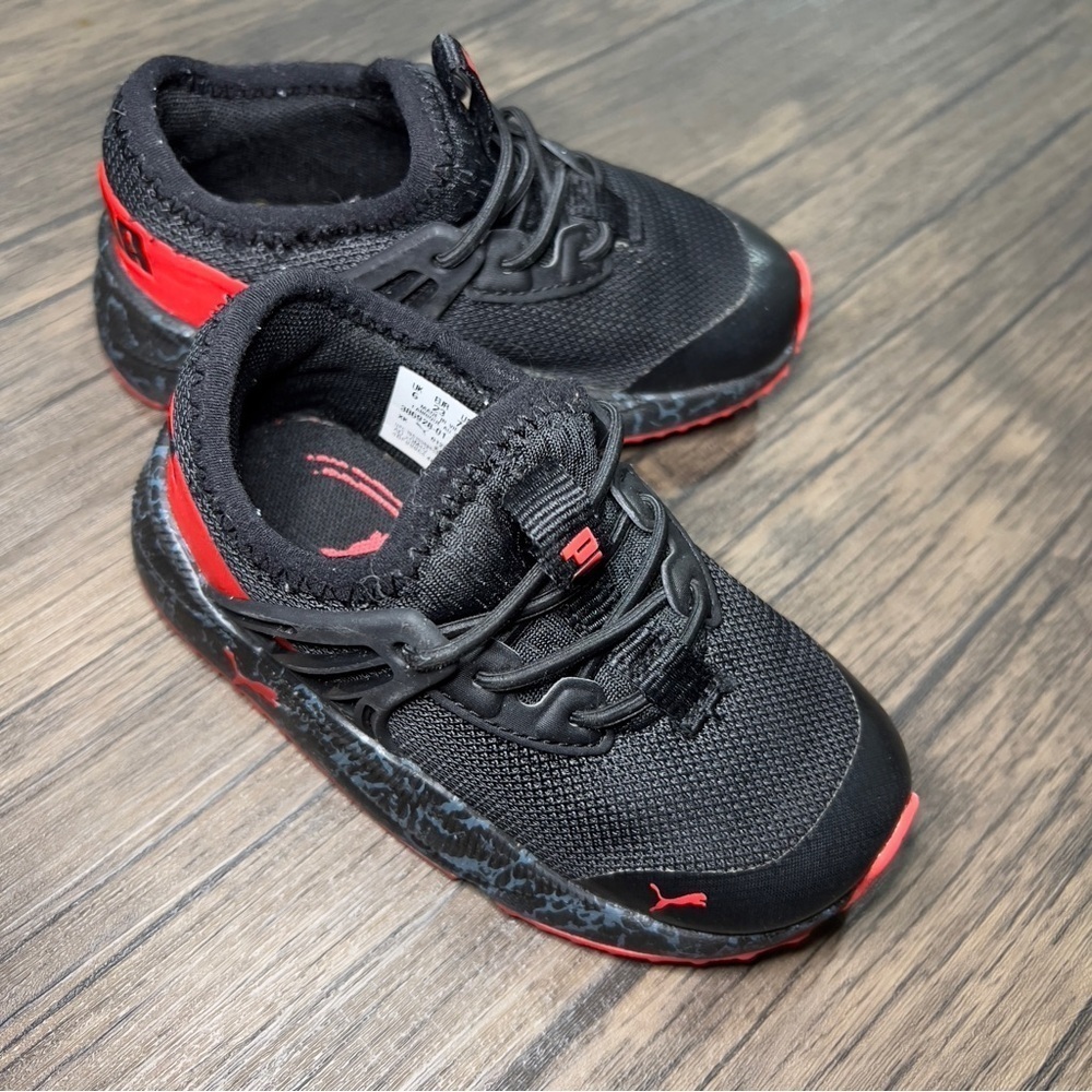 PUMA Boys Sneakers. Black and Red. Lace Up.